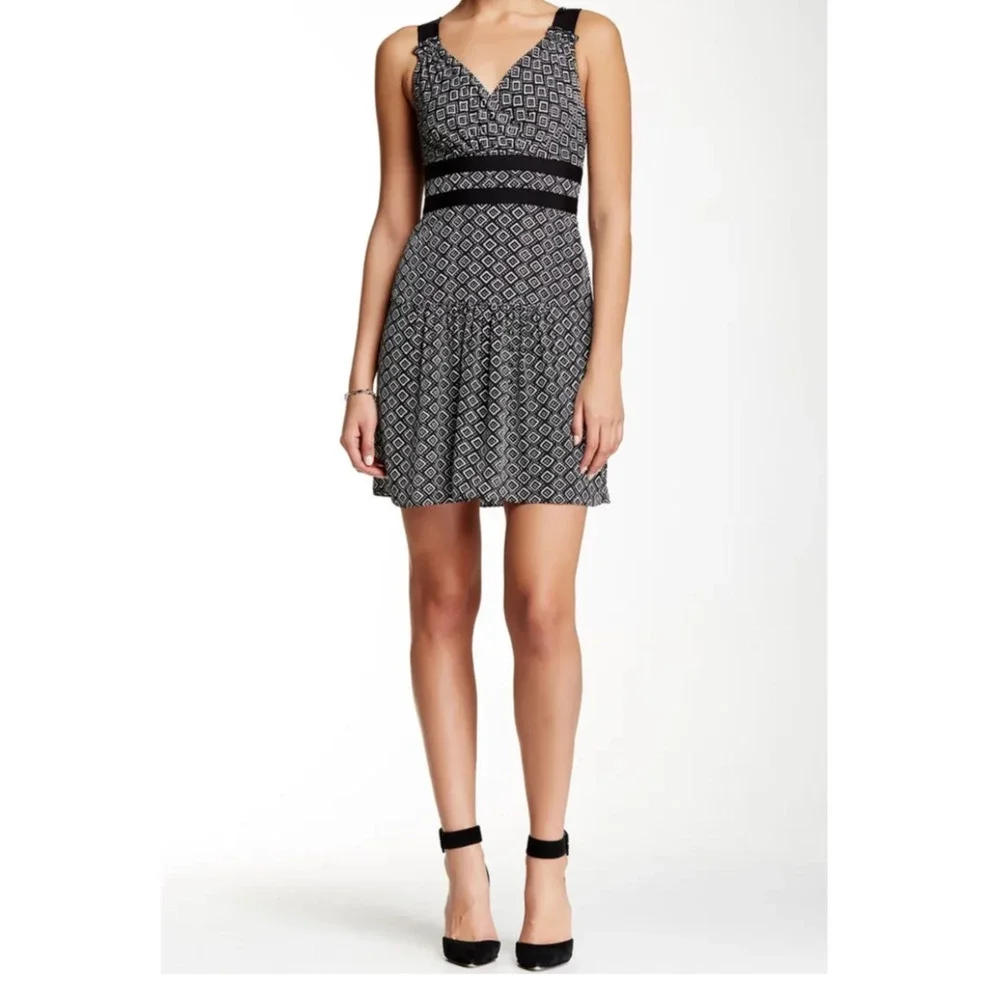 Diane Von Furstenberg Eugenia Silk Shift Dress V-Neck Dot Diamond Black Size 4 - Picture 2 of 12